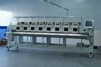 Máquina de bordar con cabezales múltiples